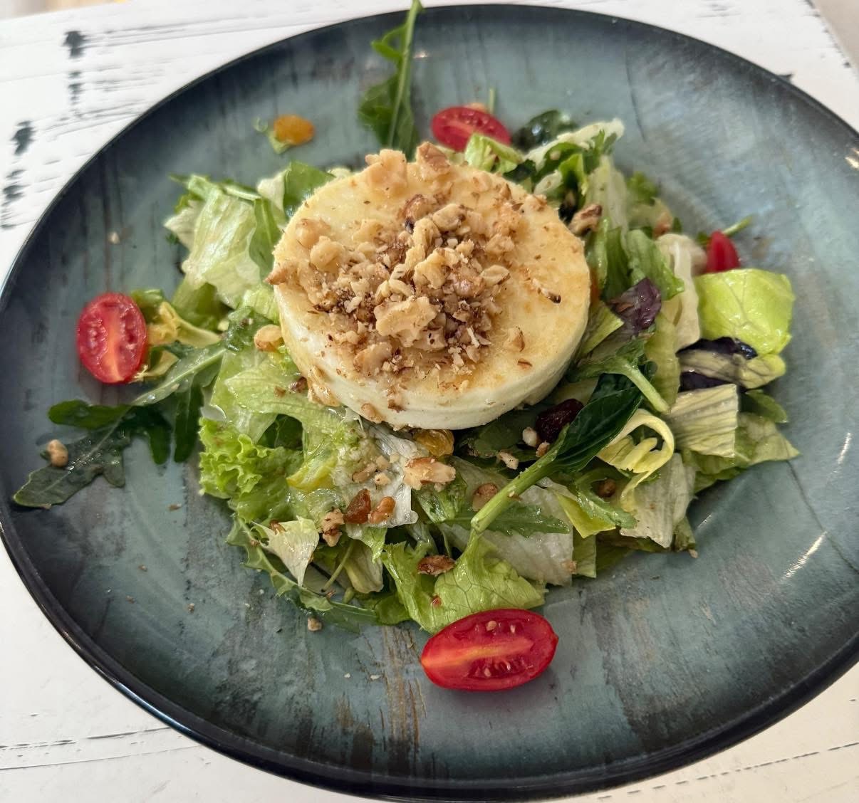 Салата с козе сирене